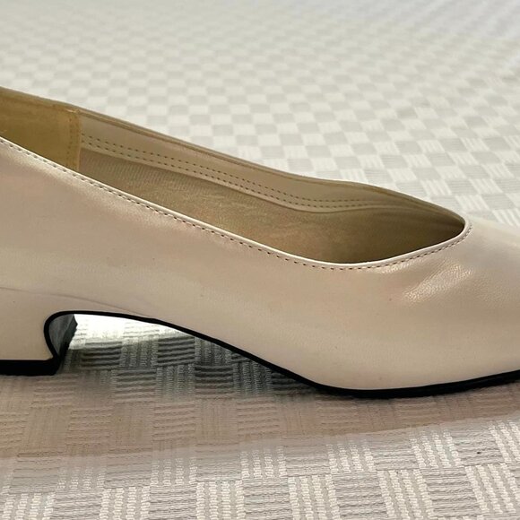 NIB 7.5 Medium Soft Style, A Hush Puppies Company - Picture 6 of 10